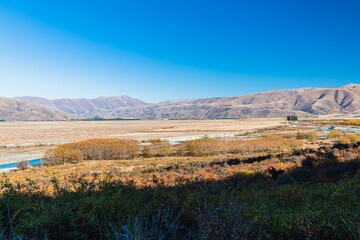ニュージーランド　ワイタキ地方のオマラマ近郊にあるクレイ・クリフから望むアフリリ川と風景