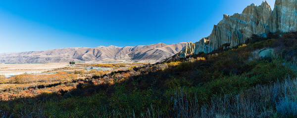 ニュージーランド　ワイタキ地方のオマラマ近郊にある断崖絶壁のクレイ・クリフと紅葉