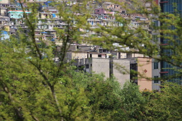Obraz premium Slum coming up in Vikhroli, a Mumbai suburb near to Powai, India. A squalid and overcrowded urban area inhabited by economically weaker section of people.