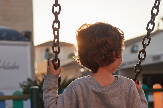 Ni&ntilde;o columpi&aacute;ndose en parque