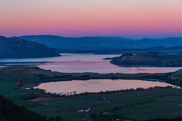 ニュージーランド　ワナカ近郊にあるダイアモンド・レイク保護地域のロッキー・ヒルから望むワナカ湖と夕焼け空