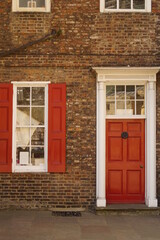 drzwi, okna, czerwony