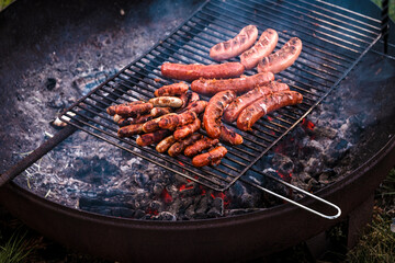Würste am Grill-Rost