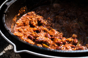 Gulasch, Rindfleischeintopf aus dem Fuertopf (Dutch Oven)