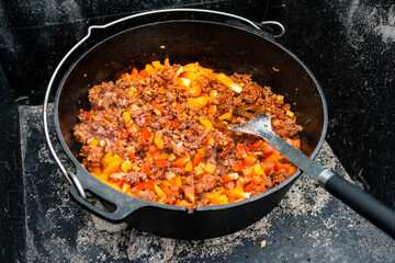 Chili con Carne aus dem Feuertopf