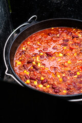 Chili con Carne aus dem Feuertopf