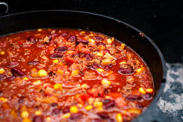 Chili con Carne aus dem Feuertopf