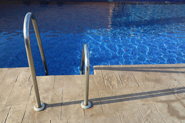 escalera de piscina azul gresite exterior 4M0A4046-as21