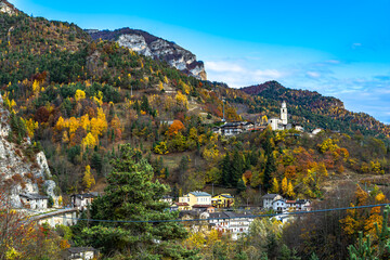 Fototapeta na wymiar I colori dell’autunno in Valle Maira. Larici, faggi, aceri e abeti cambiano veste