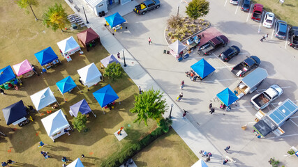 Aerial view busy parking lot near row of colorful tents with people shopping at farmer market near Dallas, Texas, USA © trongnguyen