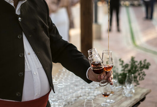 venenciador sirviendo vino de jerez en una boda de andalucia