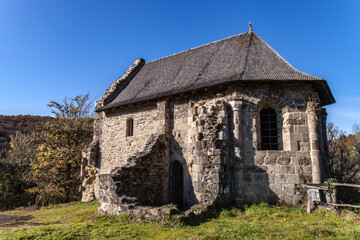 Fototapeta na wymiar Saint Pantaléon de Lapleau (Corrèze, France) - Ancienne église Saint-Pantaléon sur le roc du Gour noir