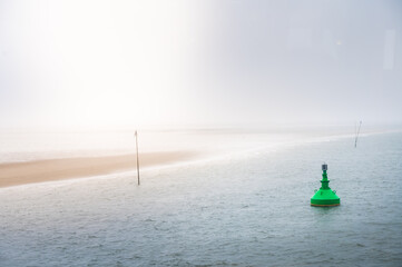 Pricken, Boje und Sandbank im Wattenmeer vor der Insel Föhr bei diesigem Wetter