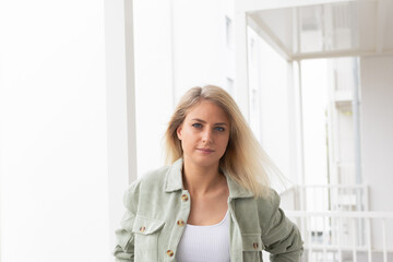 Schöne Blonde Frau in weißen Pullover Zuhause