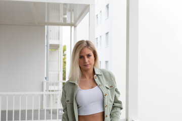 Schöne Blonde Frau in weißen Pullover Zuhause