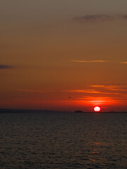 Coucher de soleil sur la rade de Cherbourg dans le Cotentin, en Normandie