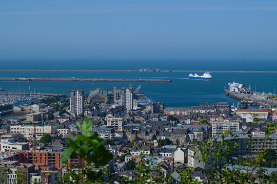 Cit&eacute; de la mer et rade de Cherbourg dans le Cotentin, en Normandie vu depuis le fort de la Roule