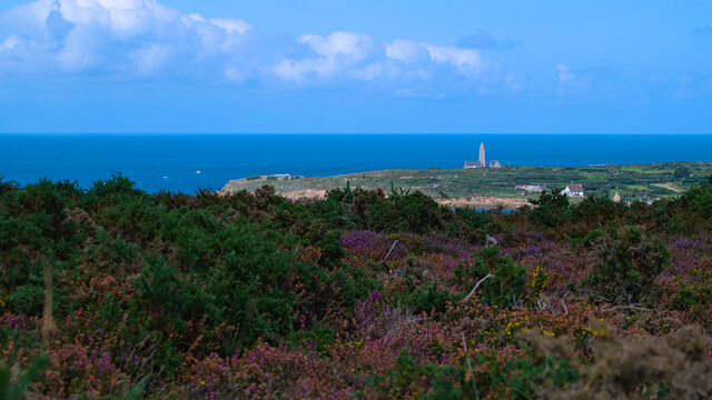 Phare du cap Levi &agrave; Fermanville dans le Cotentin en Normandie vu des alentours