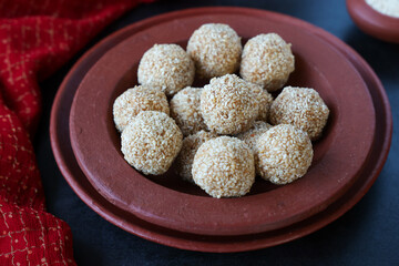 Til ladoo laddu white sesame ladoos ellu urundai ellu unda Indian festival food snack sweet Lohri Makar Sankranti Pongal Diwali harvest festival Tamil Nadu winter folk festival Punjab North India. 