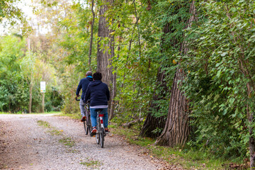 Due ciclo turisti su un sentiero tra i bosci e prati di biotopo naturale in autunno.