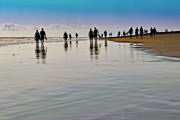 Fototapeta na wymiar Menschen am Strand