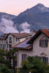 Fototapeta na wymiar Riva del Garda Häuser und Berge am Morgen , Ausblick