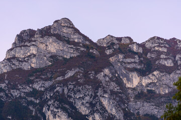 Berge über Riva del Garda am Morgen