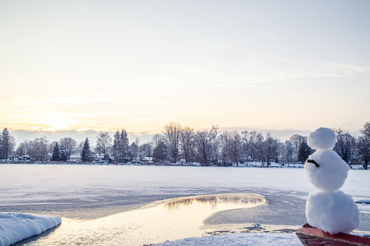 Schneemann schaut auf den gefrorenen Dietlhofer See in Weilheim in Oberbayern