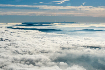 Windenergieanlagen in einer Nebel- und Wolken- Schicht in Pfreimd im Bundesland Bayern, Deutschland