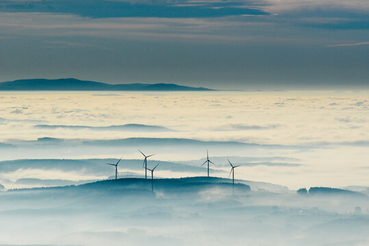 Windenergieanlagen in einer Nebel- und Wolken- Schicht in Pfreimd im Bundesland Bayern, Deutschland
