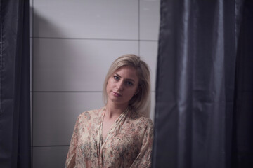 Schöne Frau Zuhause