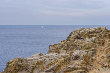 Felsen in der Bucca delle Fate mit Blick auf Meer Toskana, Italien mit Wolken und Bergen