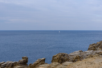 Felsen in der Bucca delle Fate mit Blick aufs Meer in der  Toskana, Italien mit Wolken und Bergen