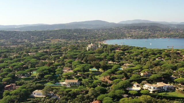 survol du golfe de Saint-Tropez et de la presqu&rsquo;ile de Ramatuelle dans le var sur la c&ocirc;te d'Azur