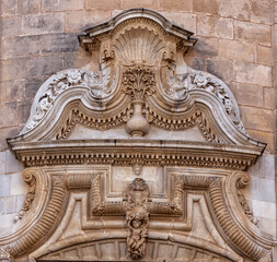 Catedral de la Santa Cruz sobre el mar y sus detalles en Cádiz, España