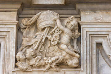 Catedral de la Santa Cruz sobre el mar y sus detalles en Cádiz, España