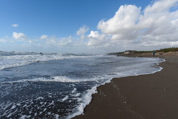 Stürmisches Meer bei Sonne und Wolken in der Toskana bei Bibbona