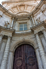 Catedral de la Santa Cruz sobre el Mar en Cádiz, España