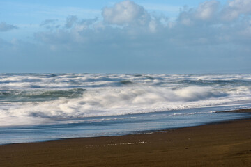 Stürmisches Meer bei Sonne und Wolken in der Toskana bei Bibbona