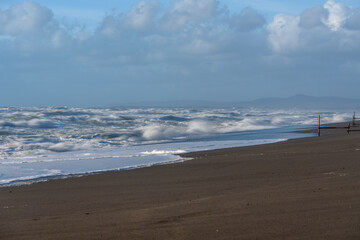 St&uuml;rmisches Meer bei Sonne und Wolken in der Toskana bei Bibbona