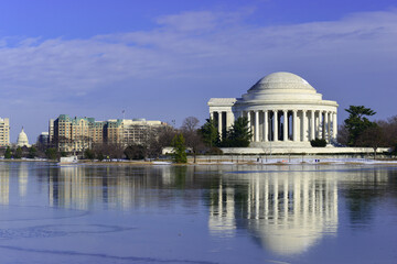 Fototapeta premium Jefferson Memorial in witnertime - Washington DC unted States