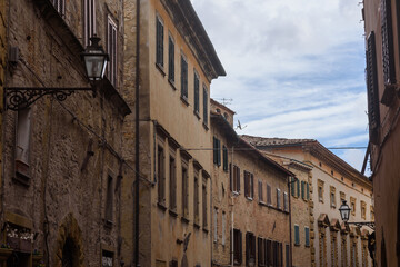 Fototapeta na wymiar Gassen und Gebäude in Volterra bei bewölktem Himmel 