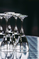 Verres à vin vides posés à l'envers sur une table de bistro