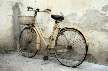 Fototapeta na wymiar old bicycle in the street vintage