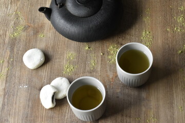 pause goûter avec thé vert et mochi