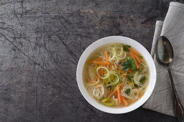 Hühnersuppe mit Gemüse und Nudeln