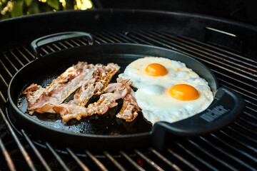Frühstück, essen, Spiegelei, Speck, Ei, Bacon, Grill, Griller, Barbecue, BBQ, Gusseisenpfanne,