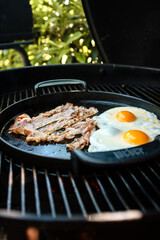 Frühstück, essen, Spiegelei, Speck, Ei, Bacon, Grill, Griller, Barbecue, BBQ, Gusseisenpfanne,