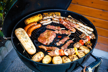 Fleisch, Spieß, Fleischspieß, Mais, Maiskolben, Kartoffel, Baguette, Knoblauchbaguette, Tegstangerl, Wurst, Würstel, Würste