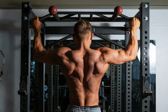 R&uuml;ckentraning eines Bodybuilder der definiert ist und bereit f&uuml;r den Wettkampf